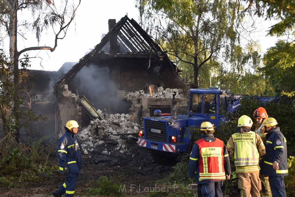 Grossfeuer Einfamilienhaus Siegburg Muehlengrabenstr P0986.JPG - Miklos Laubert